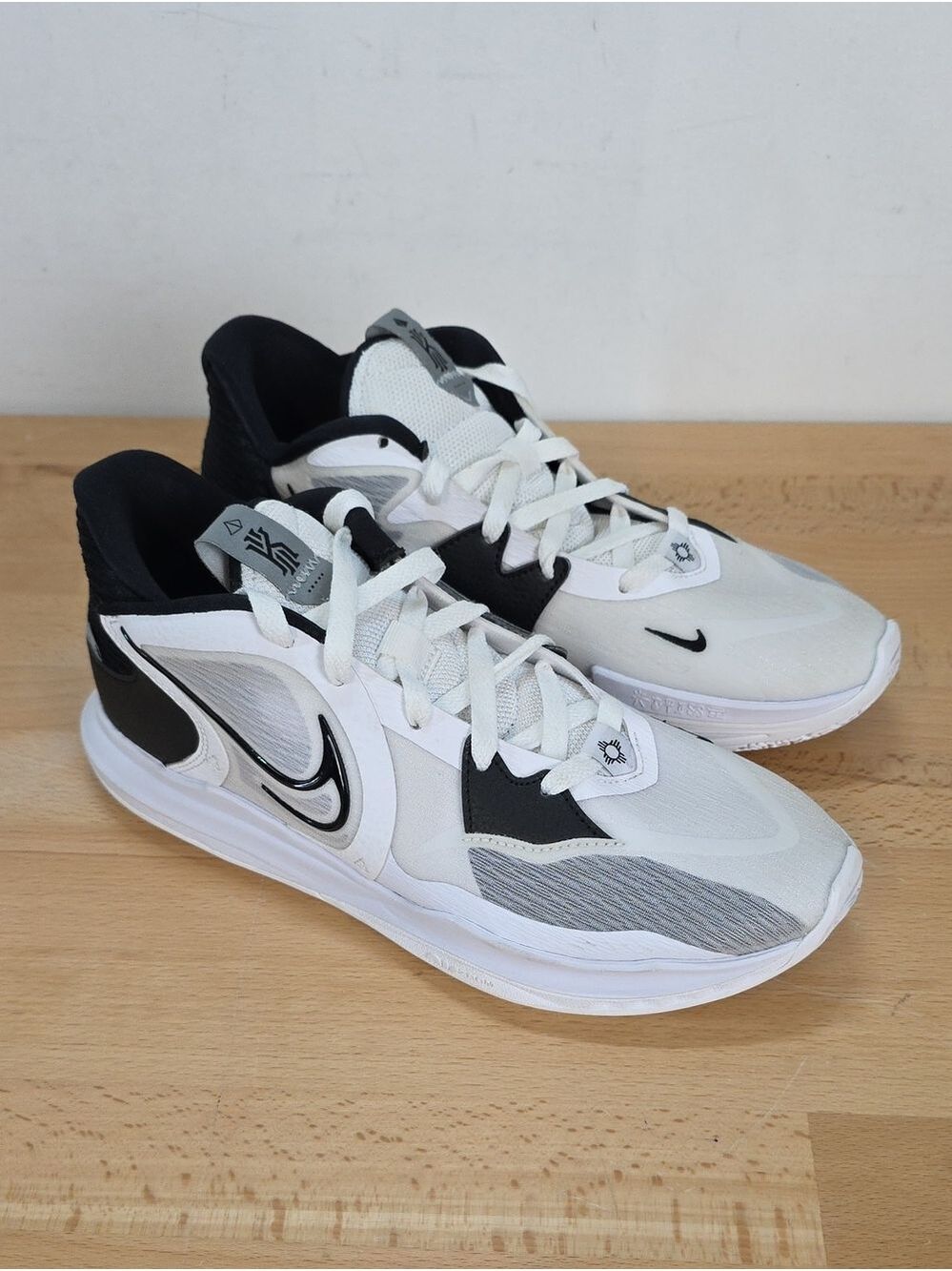 Kyrie Low 5 Nike Men's White and Black Athletic Sneakers 9.5
